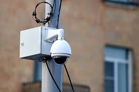 Cámara domo CCTV instalada en fachada