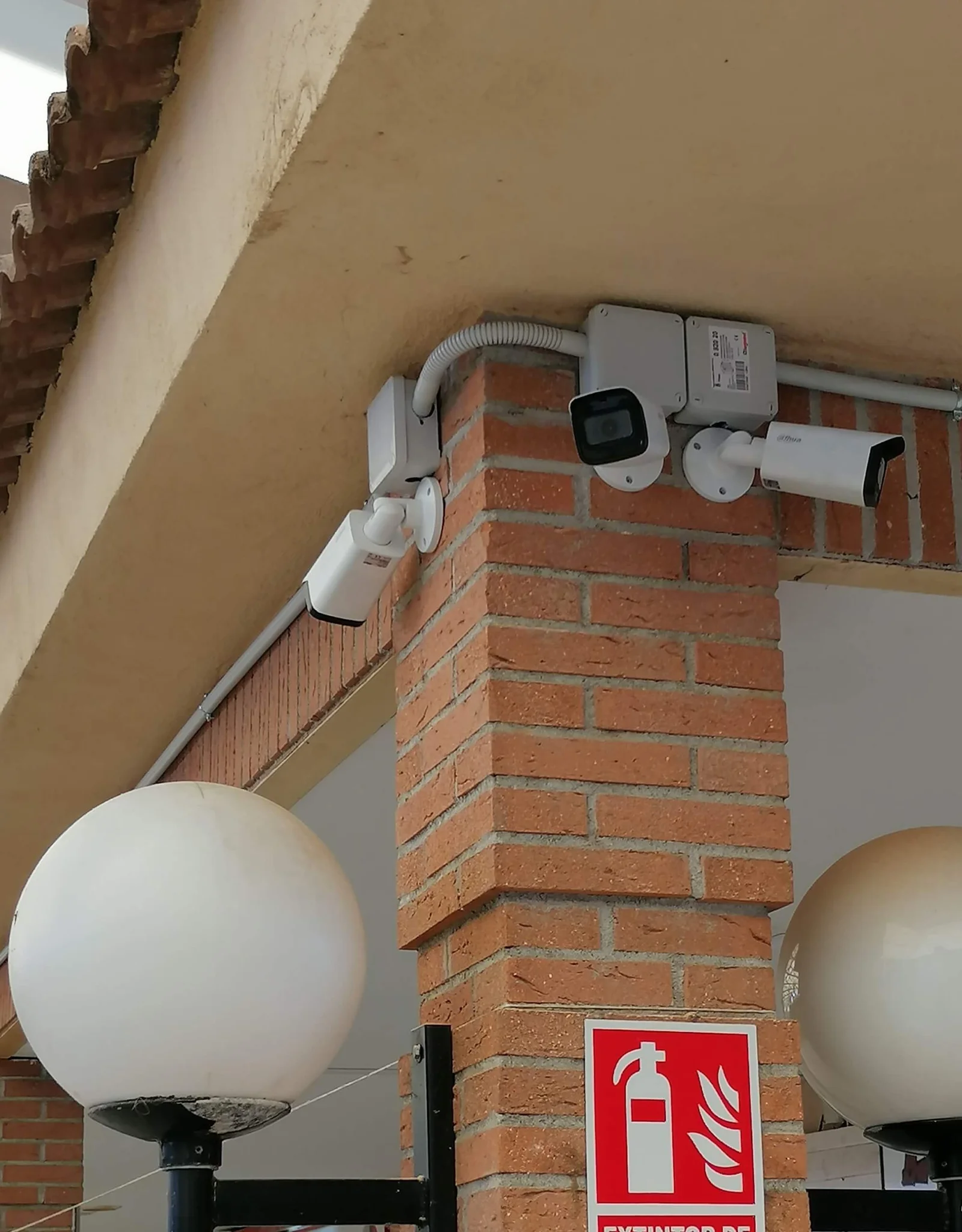 Instalación profesional de varias cámaras CCTV