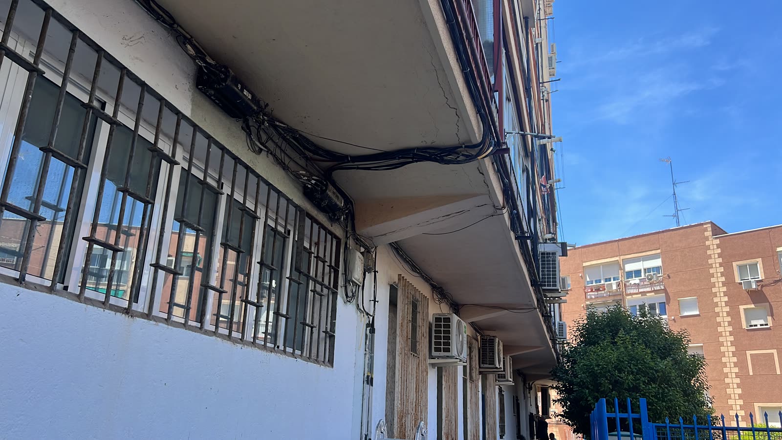 Después: Vista general de fachada con cableado saneado