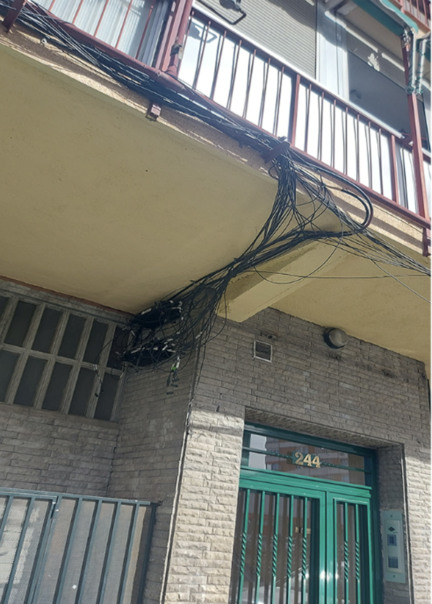 Antes: Cableado desordenado en fachada de acceso